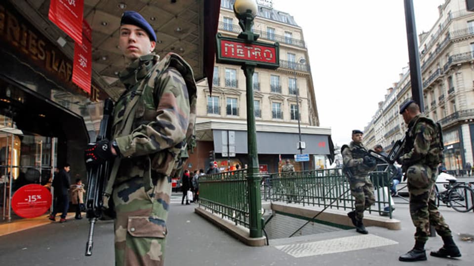 Militäreinheiten bewachen in Paris eine Métrostation.