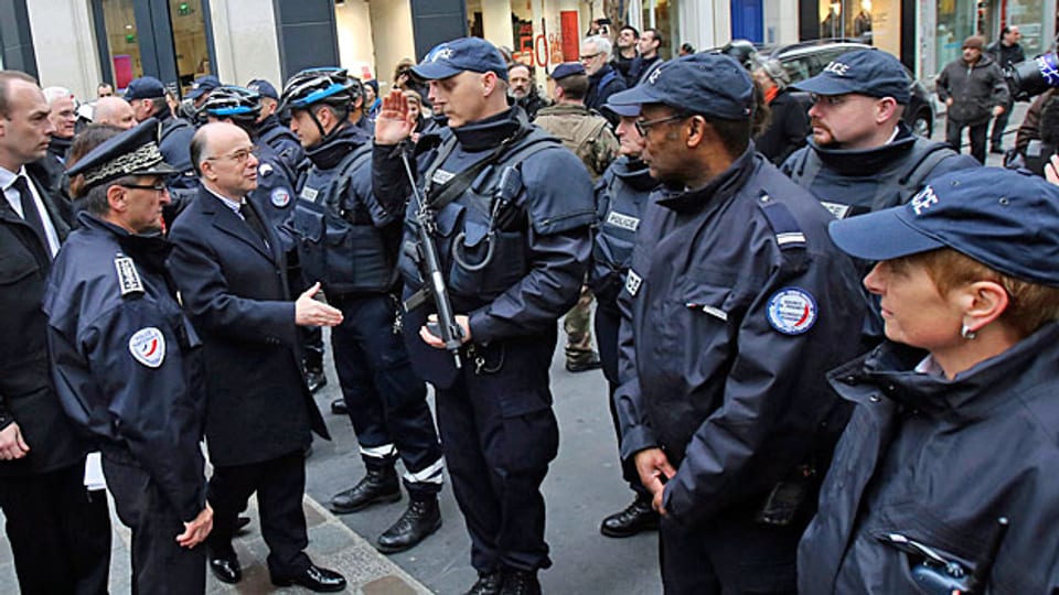 Der französische Innenminister Cazeneuve begrüsst Polizeikräfte im jüdischen Quartier in Paris. Die massiven Sicherheitsvorkehrungen im Kampf gegen den Terror lassen auch Prominente um die Freiheit fürchten, die Freiheit der Bürgerinnen und Bürger.