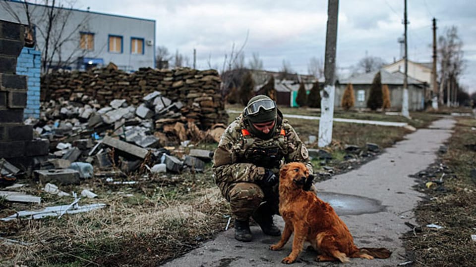 Ein Soldat der ukrainischen Armee in der ostukrainischen Stadt Debalzewe.