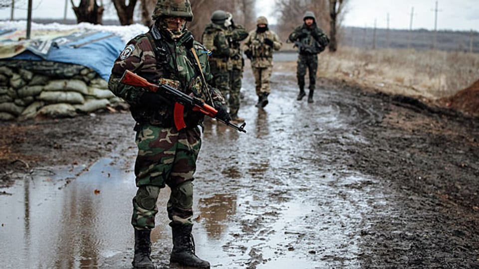 Ukrainische Soldaten an einem Checkpoint in der Nähe der ostukrainischen Stadt Debalzewe.