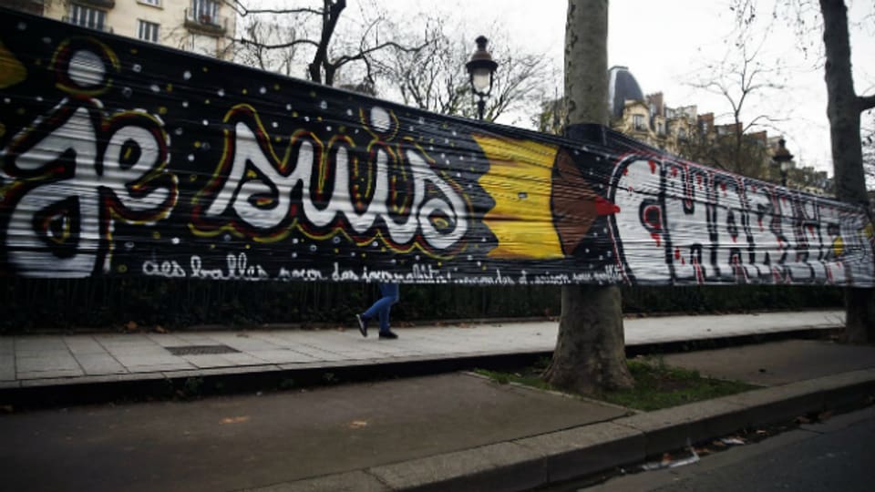 Ein Graffiti in Paris solidarisiert sich mit dem Hashtag: Je suis Charlie.