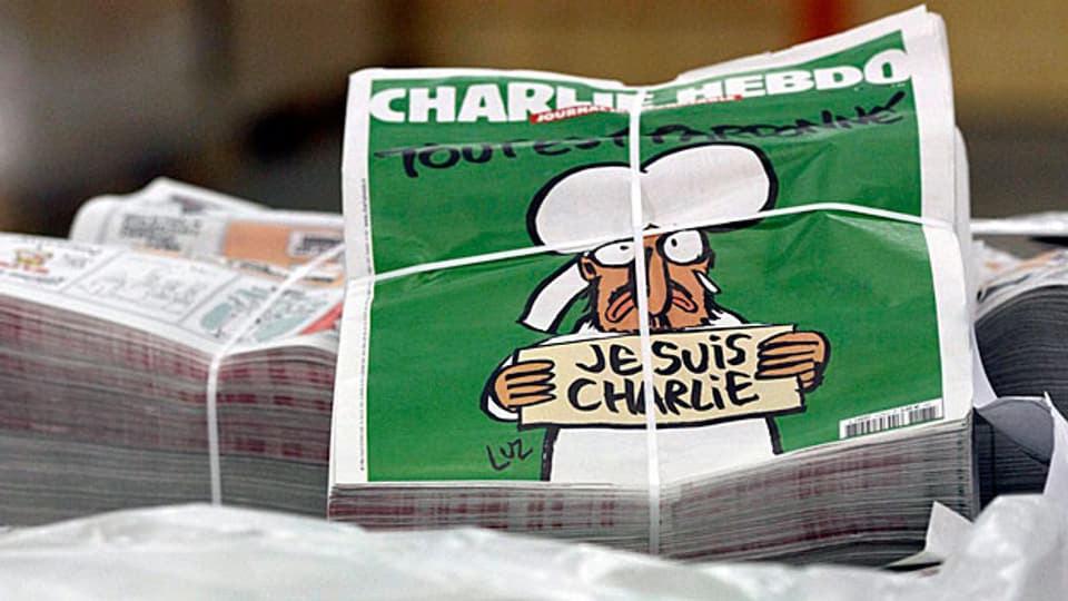 Viele der Glücklichen, die ein Exemplar von «Charlie Hebdo» in den Händen halten, sehen den Kauf der Zeitung als Geste der Solidarität.