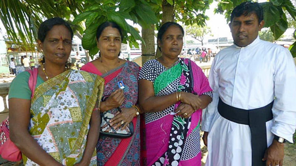  Müttern von im Krieg verschwundenen jungen Männern mit Priester Emmanuel Sebamali – nach der Predigt von Papst Franziskus im Marien-Schrein von Madhu, im tamilischen Norden Sri Lankas.