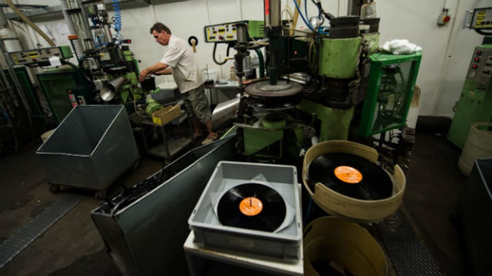 Produktion von Vinyl-Schallplatten in einer Fabrik in Tschechien.