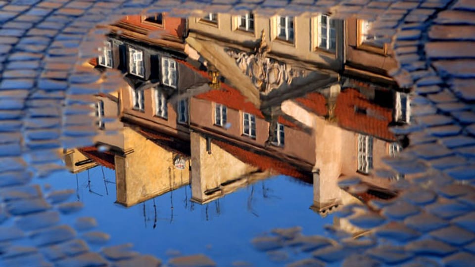 Osteuropa blickt wieder auf die Schweiz – mit einer Mischung aus Wut und Neid.  Bild: Die Altstadt von Warschau spiegelt sich in einer Wasserlache.