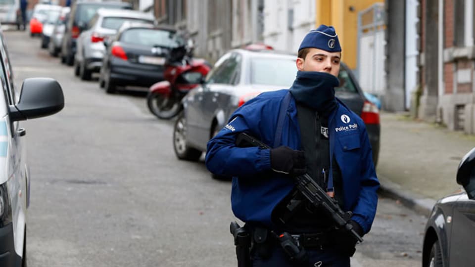 Die belgische Polizei blockiert die Strasse vor einer Wohnung im Zentrum von Verviers im Osten von Belgien am 16. Januar 2015.