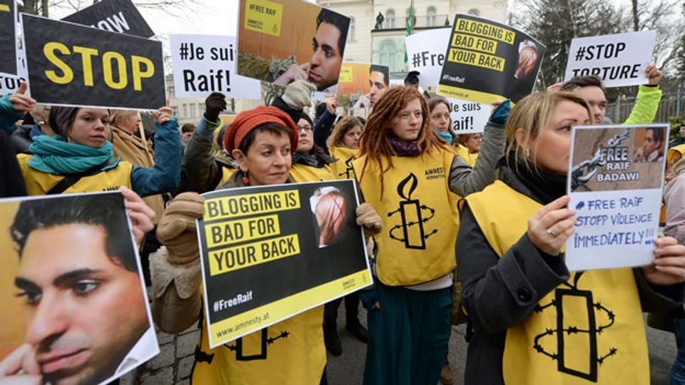Menschen protestieren vor der saudischen Botschaft in Wien am 16. Januar 2015 gegen die Auspeitschung des saudischen Blogger Raif Badawi.