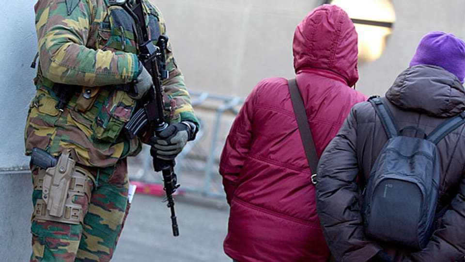 Polizei und Armee überall in Belgien. Dass es in Belgien überdurchschnittlich viele Jihadisten gibt, ist ein Versagen der Familie, der Gemeinschaft und der Gesellschaft, sagt ein Soziologe.