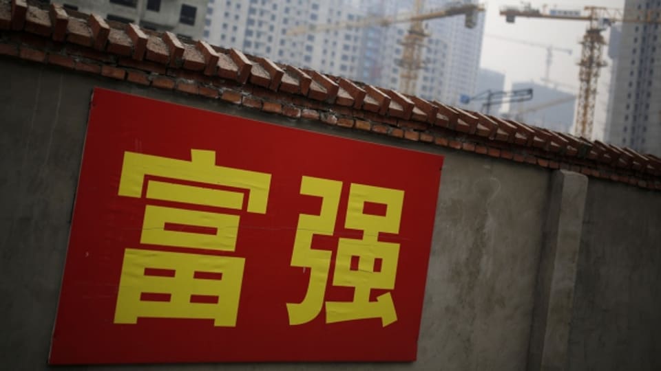 «Wohlstand und Macht»  - Plakat auf einer Baustelle in Peking.