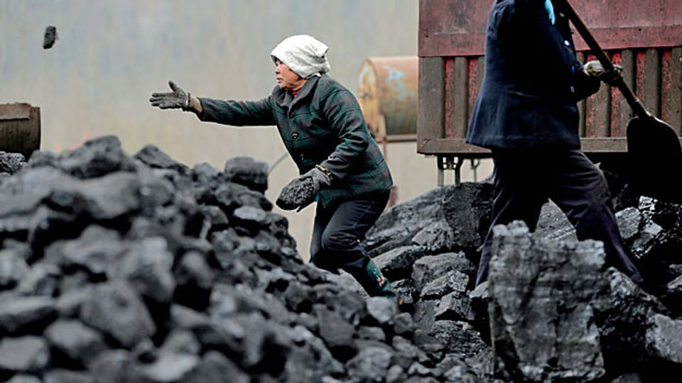 7,4 Prozent ist Chinas Wirtschaft letztes Jahr gewachsen - das ist aber weniger als erhofft und auch weniger als in den vergangenen 24 Jahren. Bild: Arbeiterin in der Kohleindustrie.