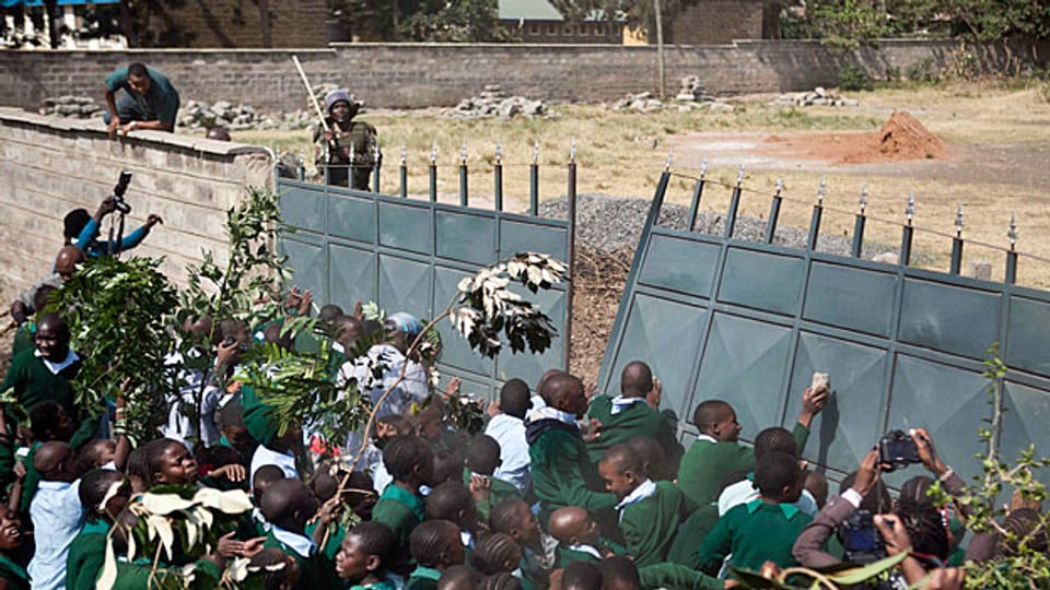 Pausenplatz und Fussballfeld  einer Schule in Nairobi wurden während der Weihnachtsferien gestohlen -  eingezäunt und durch eine hohe Mauer von der Schule abgetrennt. Ein in Kenia typischer Fall von Landraub.