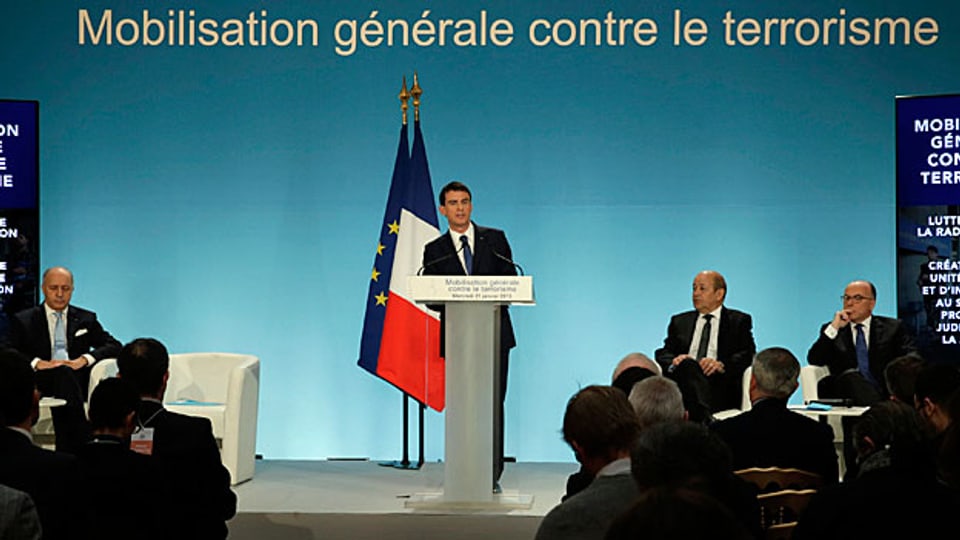 Bessere Waffen, mehr Geld, mehr Stellen bei den Behörden: Frankreich reagiert auf die Anschläge in ParisDer französische Premier Manuel Valls erläutert an einer Medienkonferenz die verstärkten Sicherheitsbemühungen.