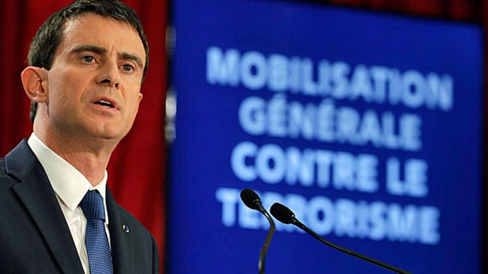 Der französische Premier Manuel Valls informiert an einer Medienkonferenz über Frankreichs Mobilmachung gegen den Terror.