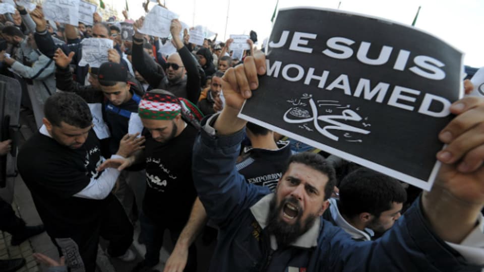 In Algerien demonstrieren Menschen gegen das Satiremagazin Charlie Hebdo.
