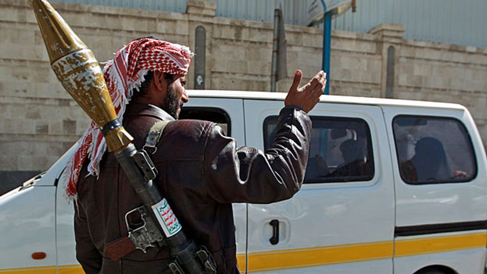 Ein Huthi-Kämpfer vor dem Präsidentenpalast in Sanaa.