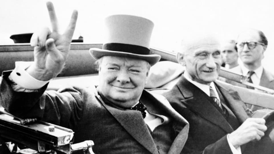 Sein berühmtes "Victory"-Zeichen - Sir Winston Churchill in Metz, am 14. Juli 1946.