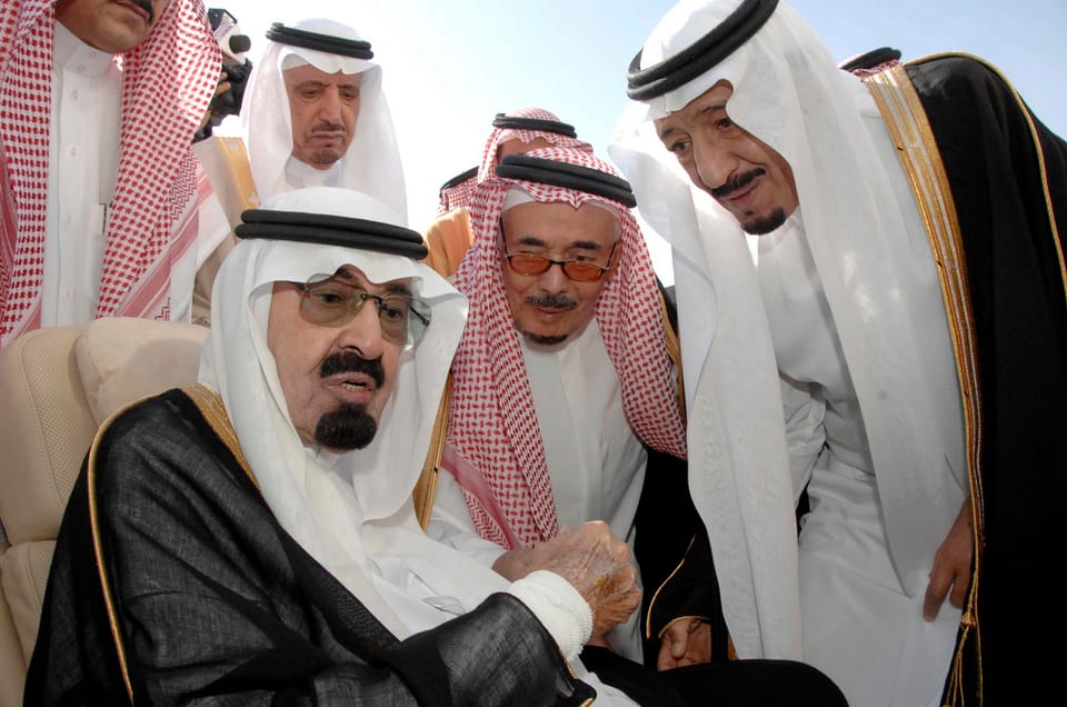  König Abdulla (links) spricht mit seinem Bruder und Nachfolger (mitte).