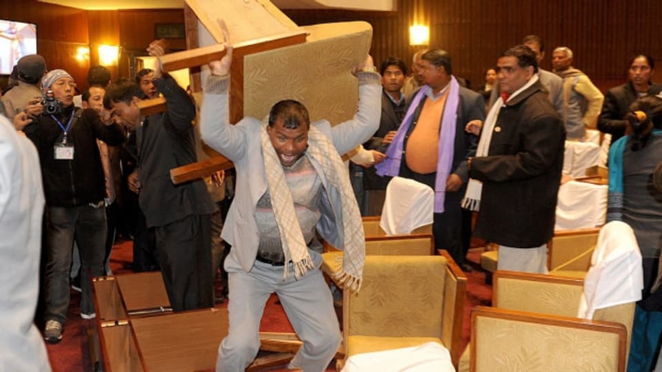 Ein nepalesisches Versammlungsmitglied zerstört im Parlament in Kathmandu einen Stuhl, 21.01.2015
