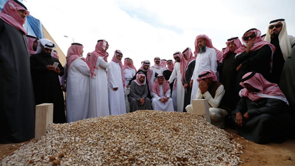 Trauergäste versammeln sich um das Grab von König Abdullah nach seiner Beerdigung in Riad am 23. Januar 2015.