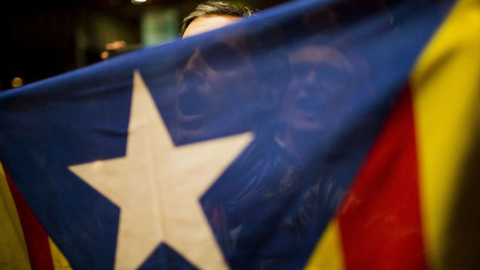 Unterstützer der Unabhängigkeit Kataloniens mit einer katalonischen Flagge.