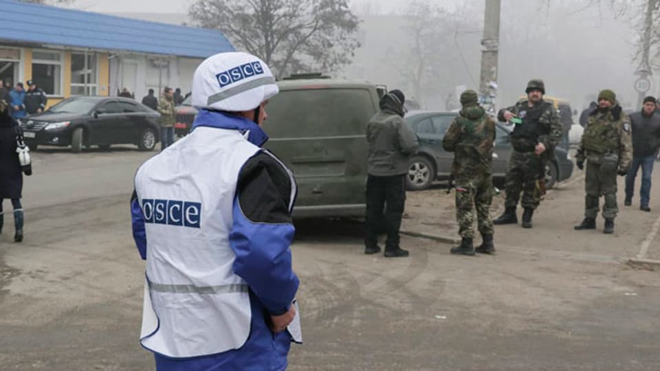 Die OSZE-Beobachter untersuchen die Bombardierung auf ein ziviles Quartier in Mariupol.