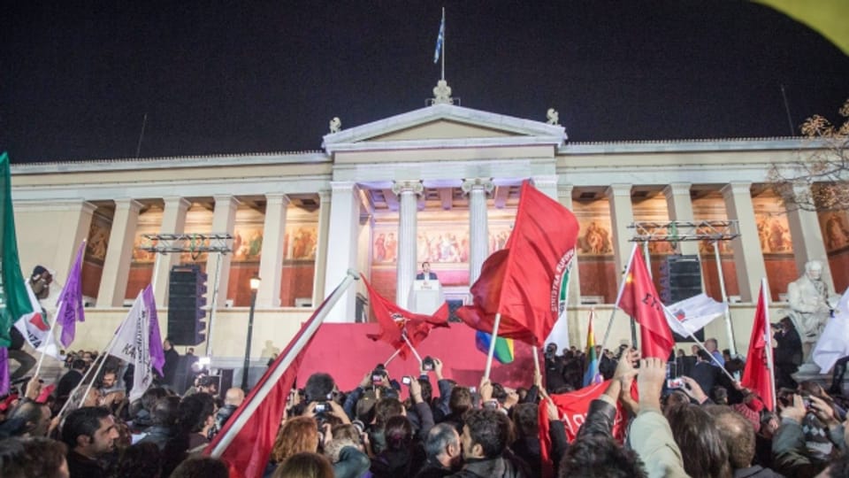 Die Syriza-Anhänger feiern vor der athener Universität.