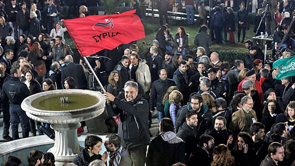 Syriza-Anhängerinnen und -Anhänger in der griechischen Hauptstadt Athen feiern schon kurz nach Schliessung der Wahllokale.