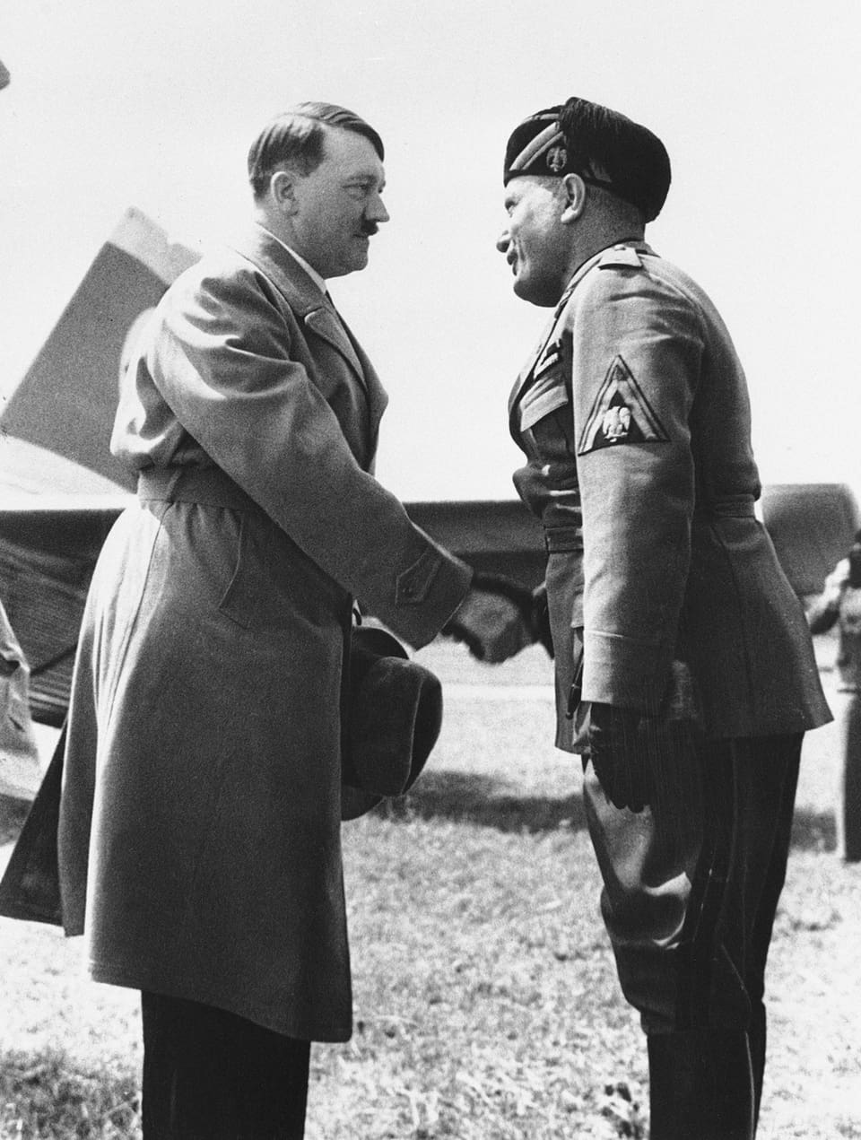 Der neue Reichskanzler Adolf Hitler bei einem Treffen mit Reichspräsident Paul von Hindenburg im Juli 1933