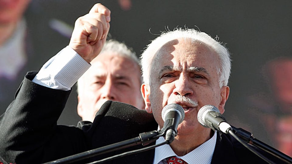 Dogu Perincek als Chef der türkischen Arbeiterpartei an einer Wahlveranstaltung, im März 2014 in Istanbul.