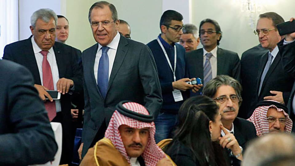 Der russische Aussenminister Sergei Lawrow (2. v.l. hinten) mit Teilnehmern am inter-syrischen Dialog in Moskau.