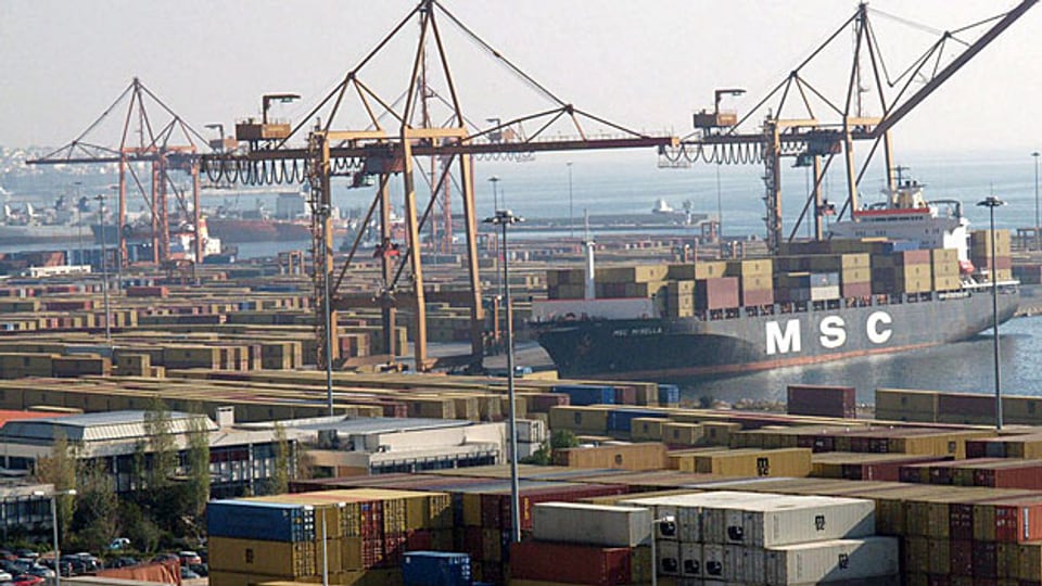 Der Containerhafenn von Piräus. Nach den Privatisierungsuaflagen der Troika sollte der Hafen von Piräus ganz verkauft werden - nicht nur das Vontainerterminal, sondern auch Personen- und Autoterminal.
