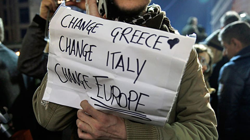 Eine Unterstützerin der griechischen Syriza hält ein Plakat, auf dem steht: «Change Greece. Change Italy. Change Europe»