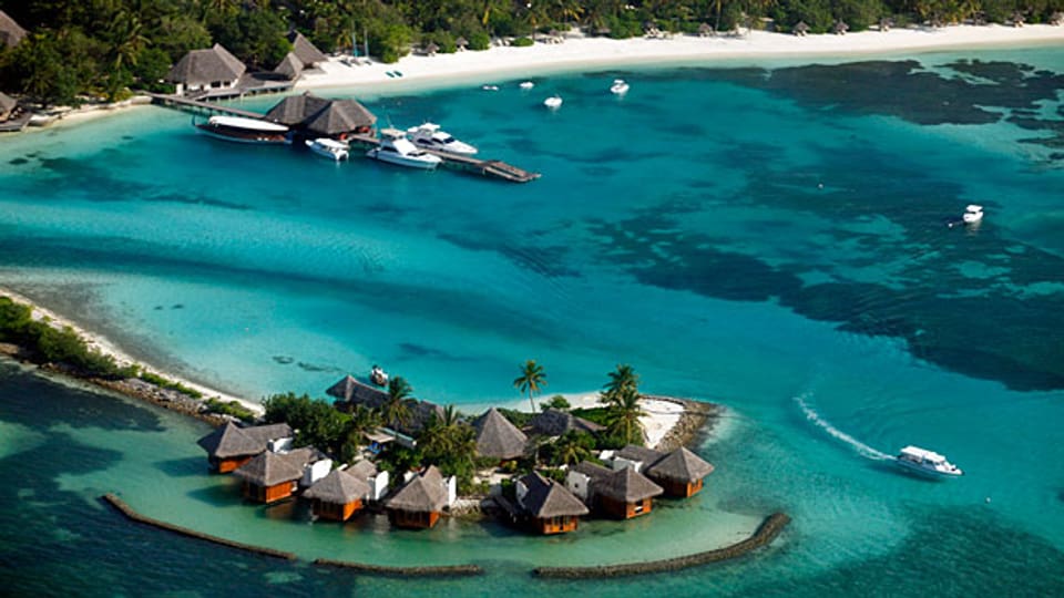 Luftbildaufnahme auf ein Ferien-Resort auf den Malediven. Die Schönheit dieses Ferienparadieses scheint gefährdet durch die Gier nach Öl.