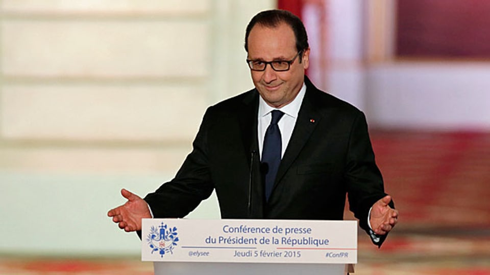 Der Auftritt des französischen Präsidenten François Hollande, am Rednerpult im Elysée-Palast.