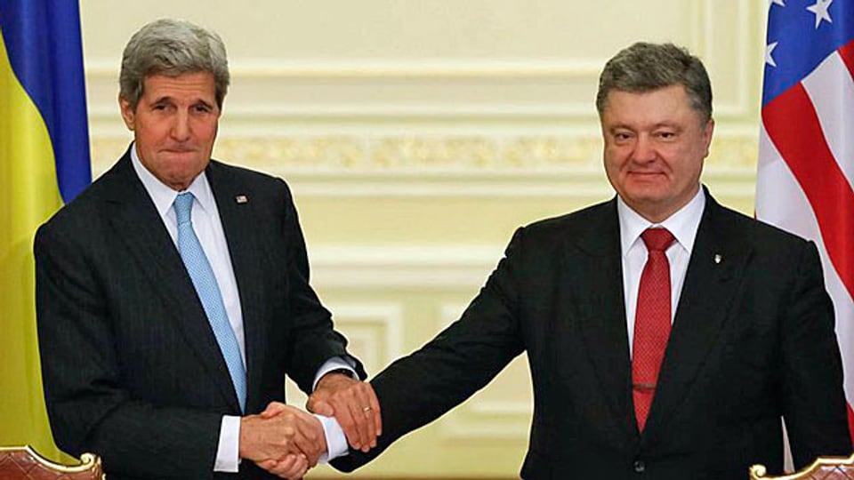 Der US-Aussenminister und der ukrainische Präsident. Im ganzen befinden sich zurzeit  drei US-Minister in der Ukraine.