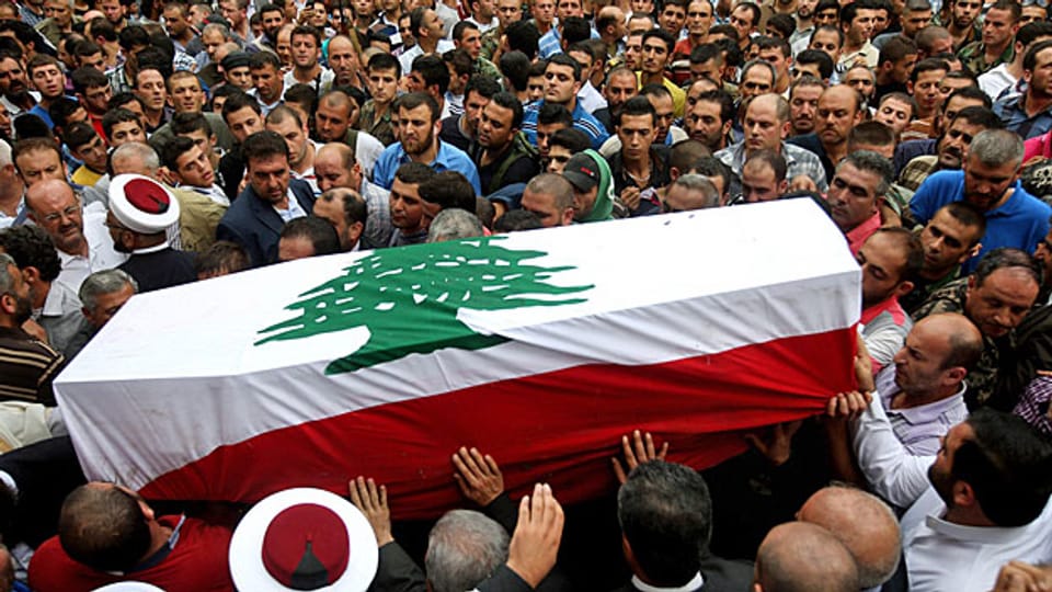 Der Beerdigungszug für ein Opfer islamistischer Radikalisten im Norden Libanons.