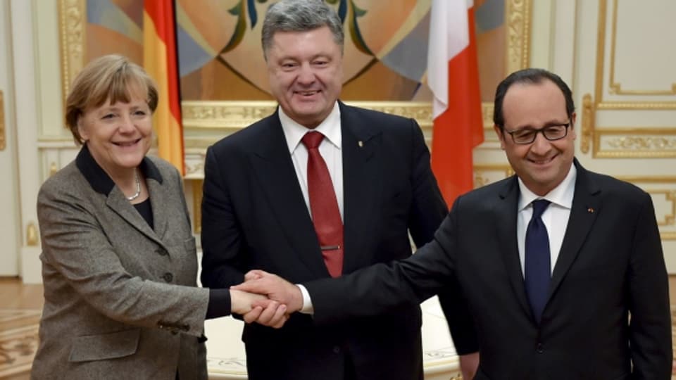 Ein Händedruck für den Frieden in der Ostukraine. Nach Kiew fuhren Merkel und Hollande weiter nach Moskau.