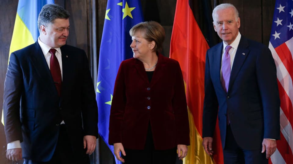 Der ukrainische Präsident Poroschenk, Bundeskanzlerin Merkel und US-Vizepräsident Biden an der Münchner Sicherheitskonferenz.