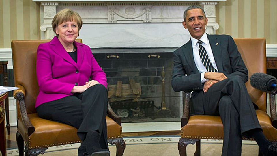 Die deutsche Bundeskanzlerin Merkel und US-Präsident Obama posieren für ein Foto - bevor sie über ihre Positionen zum Krieg in der Ukraine diskutieren.