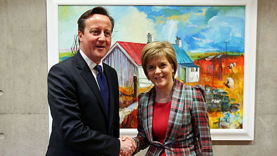 Der britische Premier David Cameron und Schottlands Erste Ministerin Nicola Sturgeon. Vor über 100 Jahren waren irische Abgeordnete im britischen Unterhaus die Königsmacher. Nun soll diese Rolle den Schotten zufallen.