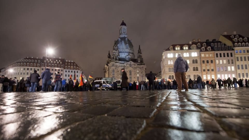 Weniger als auch schon: Pegida-Demonstranten am Montag Abend vor Frauenkirche in Dresden.