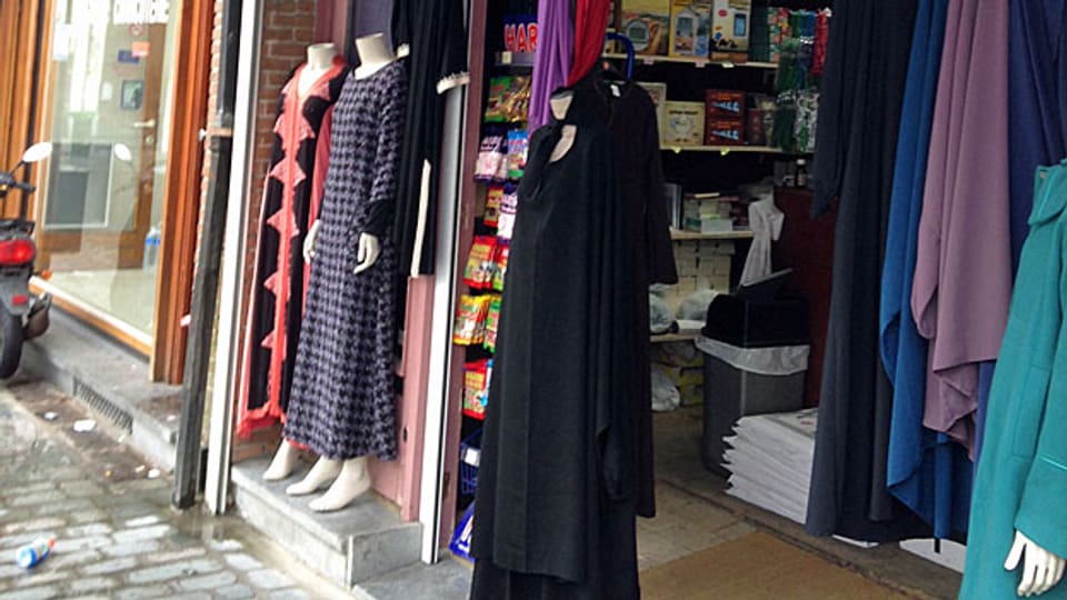 «Boutique Salam - Grand Choix de prêt-à-porter», steht über dem Eingang des Kleiderladens. Drinnen verkauft ein Mann mit Bart lange Kleider für muslimische Frauen, Kopftücher, Schleier und verschiedene Ausgaben des Koran.