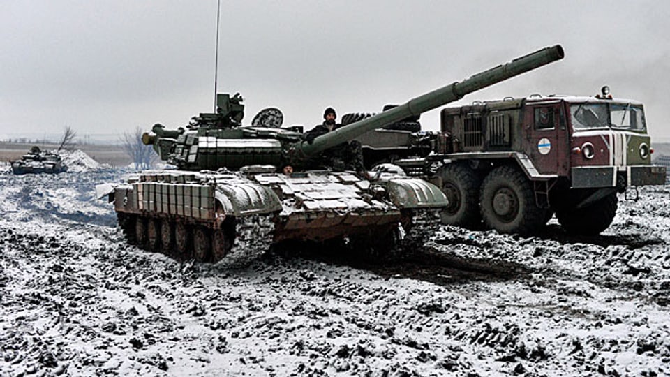 Die ukrainische Armee ist in der Nähe der Stadt Debalzewe mit Panzern im Einsatz.
