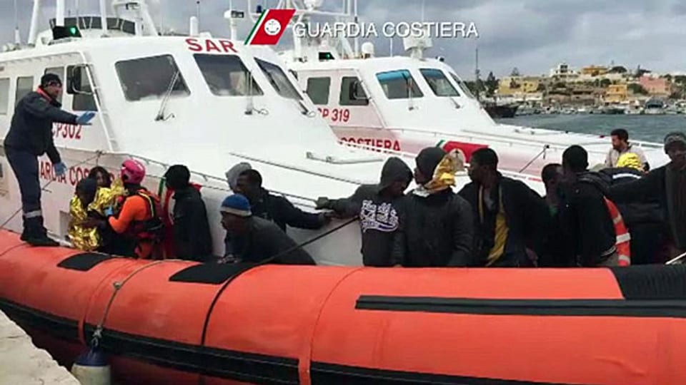 Die italienische Küstenwache bringt Flüchtlinge nach Lampedusa.