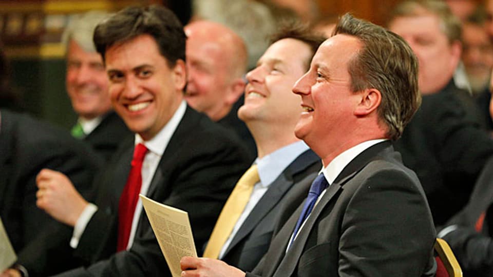 Labour-Chef Ed Miliband und ganz rechts Premier David Cameron. Ausser in der Europafrage, wo klare Trennlinien erkennbar sind, unterscheiden sich die beiden Widersacher weit weniger als damals. Das Stammesdenken ist wichtiger als die politischen Programme.