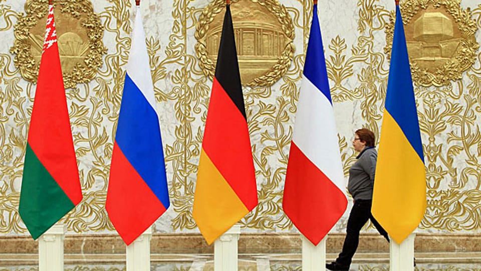 Der Vierer-Gipfel in Minsk: die Ausgangslage ist äusserst vertrackt. Immerhin findet er statt. Bild: die Flaggen von Weissrussland, Russland, Deutschland, Frankreich und der Ukraine.