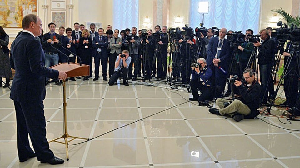 Nach der Vereinbarung des Waffenstillstands für die Ostukraine stellt sich der russische Präsident Putin der Journalistenschar.