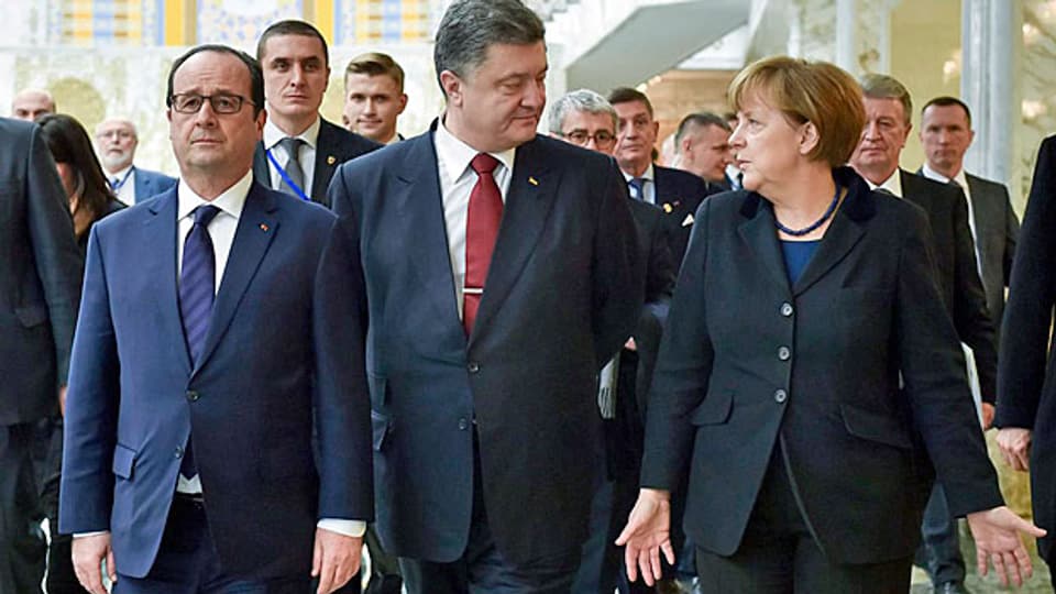 Der französische Premier Holland, der ukrainische Präsident Poroschenko und die deutsche Bundeskanzlerin Merkel nach der Unterzeichnung des Waffenstillstandsabkommens in Minsk. In Brüssel ist klar:  Eine Lockerung der EU-Sanktionen gegen Russland ist noch kein Thema.