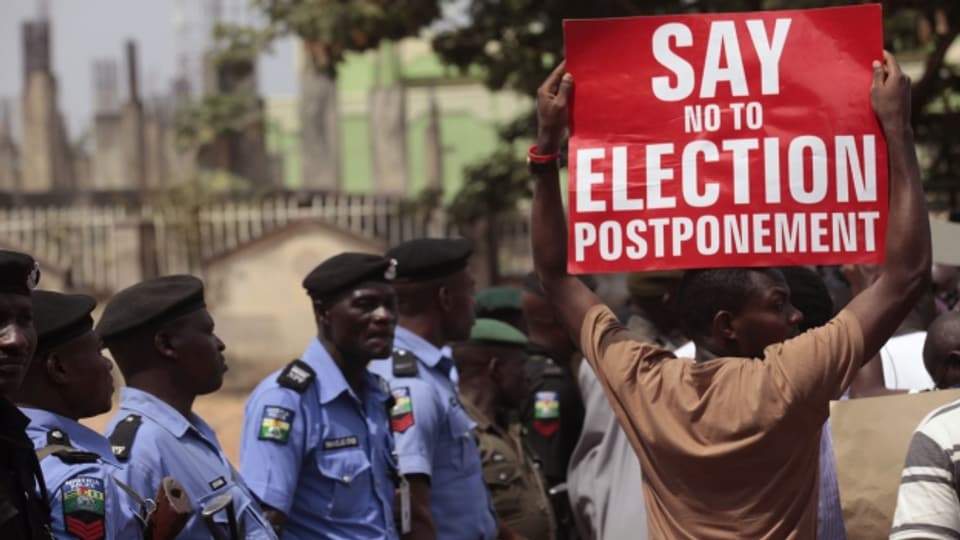 Protest gegen den Entscheid der Regierung, die Wahlen in Nigeria zu verschieben.