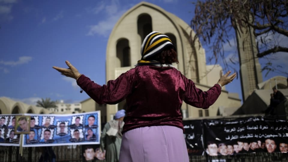 Eine Frau in Kairo betet für die 21 ägyptischen Kopten, die nun vom IS ermordet wurden.